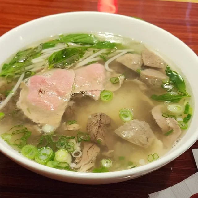 Phở with rare steak and meatballs