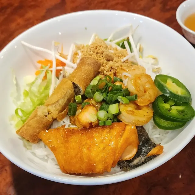 Vermicelli bowl with egg roll, shrimp and salmon